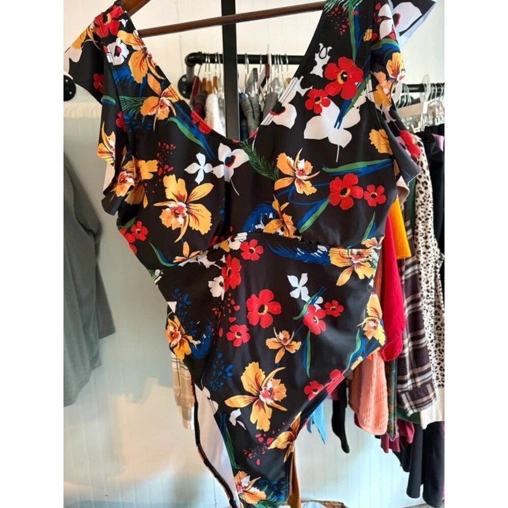 New one piece swimsuit 2X runs small